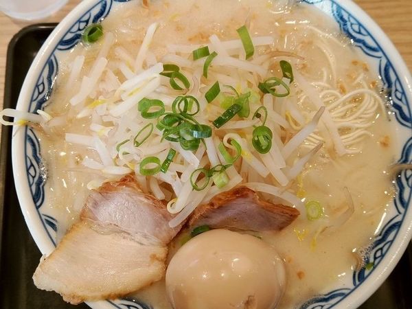 「塩もやしラーメン＋味玉」@由○ 品川港南店の写真