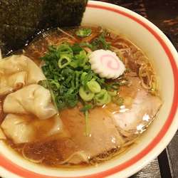 じゃんまるワンタン麺 900円