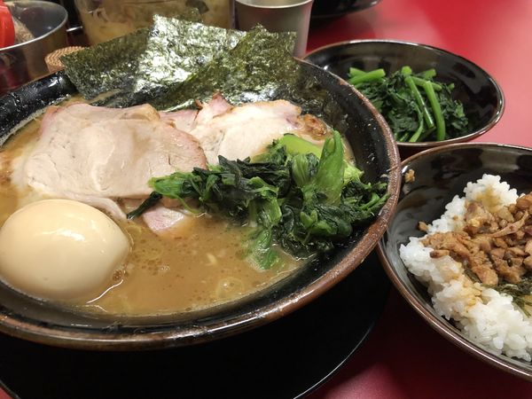「チャーシューメン（5枚）中盛固め味玉純生ほうれん草半まぶし」@柏 王道家の写真