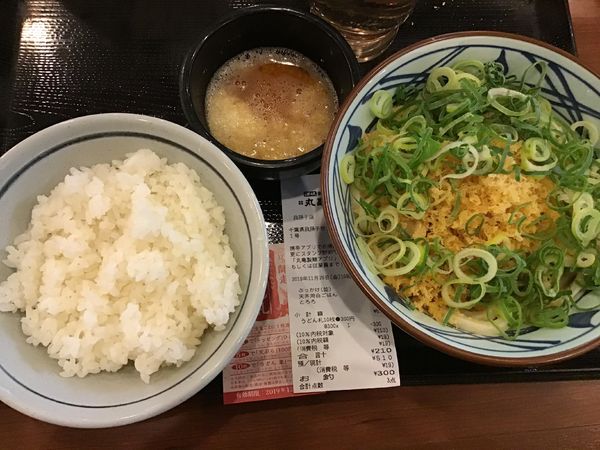 「ぶっかけ並300円(うどん札で無料)とろろ70円ご飯140円」@丸亀製麺 我孫子店の写真