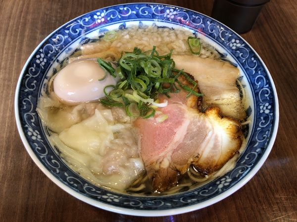 「煮干わんたん麺 + 味玉 + 鶏めし」@寿製麺よしかわ 保谷店の写真
