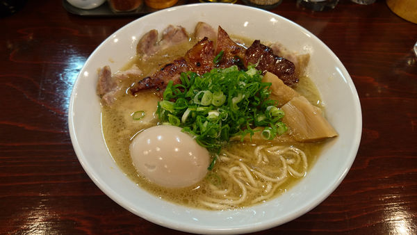 「肉の日限定/軍鶏重ね下田さん家の豚のっけ+軍鶏モツ煮めし　他」@らーめん 五ノ神精肉店 煮干し編の写真