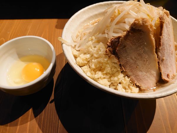 「ラーメン中 ヤサイニンニクマシ 生たまご」@ラーメン豚珍の写真