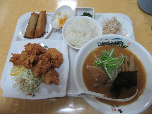 「若鶏唐揚げ定食・味噌ラーメン（１２４３円）」@中華料理 味香源の写真