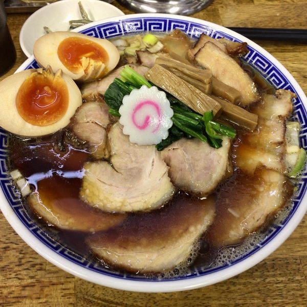 「【丸めの日限定】自家製燻製チャーシュー麺＋くんたま」@中華蕎麦 丸め 東久留米店の写真