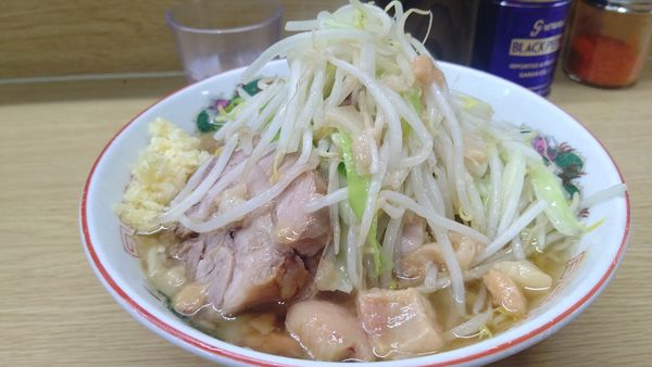 「ラーメン豚入り９００円」@ラーメン二郎 栃木街道店の写真