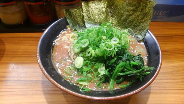 「ラーメン＋九条ねぎ」@横浜家系らーめん 輝道家の写真