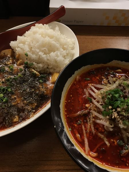 「麻婆豆腐、坦々麺ミニ、辛さ3、痺れ3」@小四川 神田店の写真