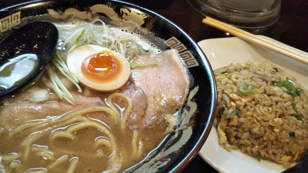 「魚豚骨ラーメン＋半チャーハン」@魚と豚と黒三兵の写真