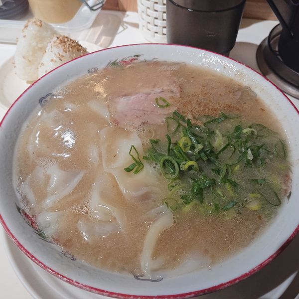 「ワンタンメンバリカタ970円、おにぎり150円」@八ちゃんラーメン ラーメン博物館店の写真