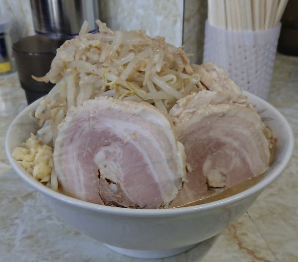 「チャーシューメン普通盛り(ニンニク少し背アブラ)＋やさい増し」@らーめん松信 八千代台店の写真