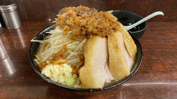 「小豚硬め全マシマシ」@ラーメン二郎 めじろ台店の写真