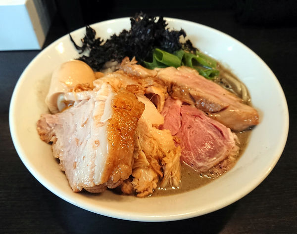 「特製濃厚そば+厚切り豚」@陽はまたのぼるの写真