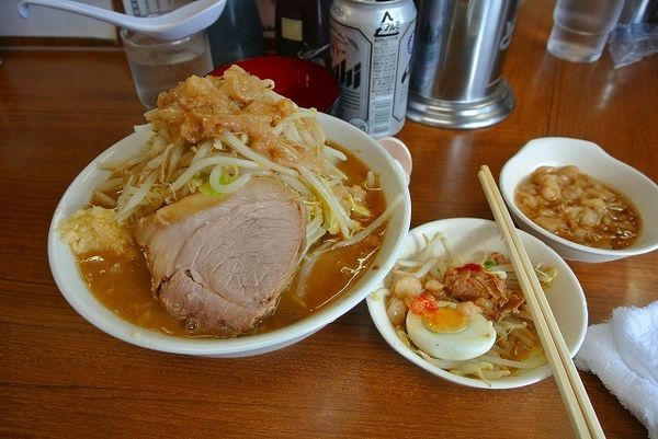「ラーメン半分730円ニンニク脂野菜ちょいマシ　麦酒350円」@ラーメンの店 どでん 北浦和店の写真
