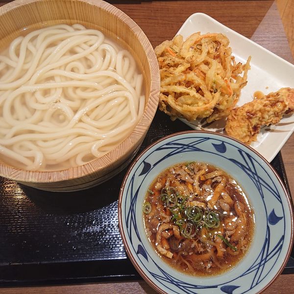 「肉汁つけ釜揚げ大350円野菜かき揚げ140円かしわ天150円」@丸亀製麺 イオンフードスタイル港南台の写真