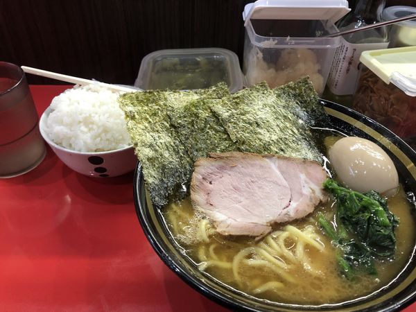 「ラーメン　中盛り　ライス無料」@横浜家系ラーメン 宗八 柏本店の写真