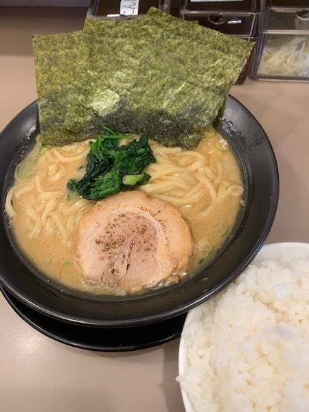 「醤油豚骨ラーメン（麺ヤワ）710円　ライス無料」@横浜家系ラ－メン 武骨家 ド－ム前店の写真