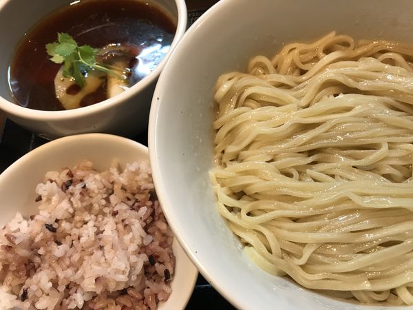 「鴨油の醤油つけ麺＋和え玉(一玉)＋黒紫米」@麺屋 玉ぐすくの写真