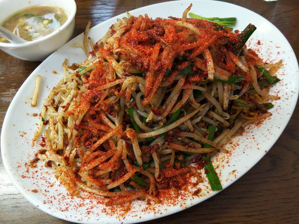 「皿台湾　：ちょい辛＆にんにく普通　※スープ付き」@人生餃子の写真