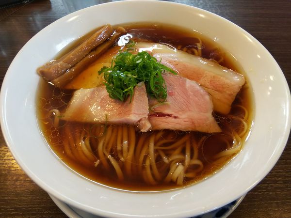 「醤油らぁ麺　：並盛　※恥ずかしながら鶏チャーシュー抜き」@らぁ麺 紫陽花の写真