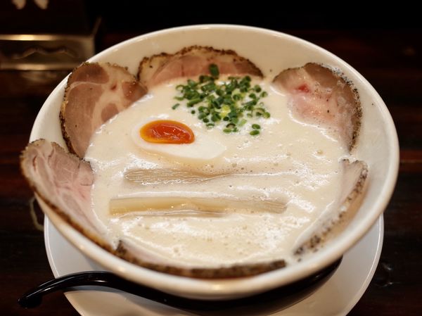 「豚CHIKIしおチャーシューメン…1050円」@ラーメン家 みつ葉 the secondの写真