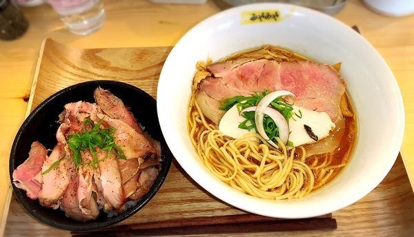 「醤油鶏そば＋レア豚丼」@鶏びあんSobaみやみやの写真
