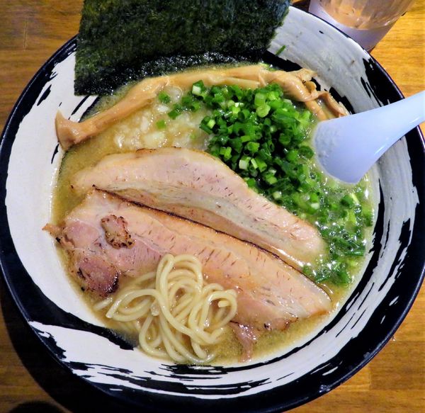 「濃厚煮干し中華＋青ネギ（880円）」@麺屋 宜候の写真