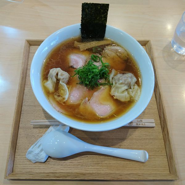 「わんたん入りしょうゆチャーシュー麺」@飯田商店 湯河原本店の写真
