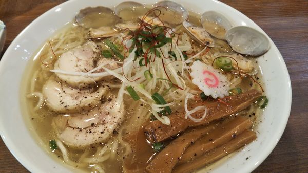 「黄金の塩ラーメン（中盛）」@自家製熟成麺 吉岡 田端店の写真