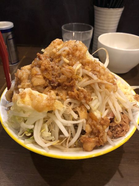 「ラーメン並850円ヤサイアブラマシマシ生卵50円」@ラーメン イエロー 御徒町店の写真