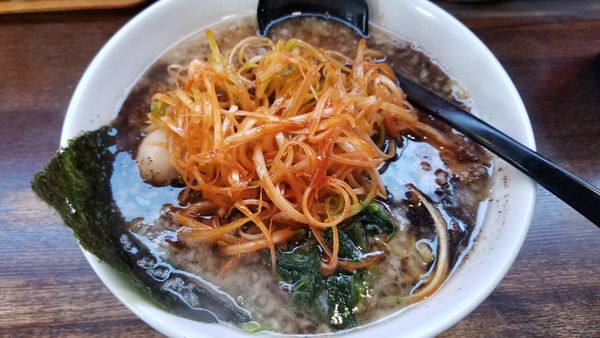 「とん黒　太麺　味玉、辛ネギトッピング」@信州麺屋 とんずら －カエン－の写真