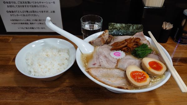 「しおチャーシュー麺大盛り、ライス、味玉。」@オランダ軒の写真