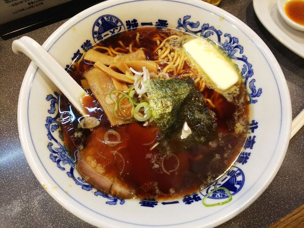 「バターらーめん（しょうゆ味）　750円」@北海道ラーメン 特一番の写真