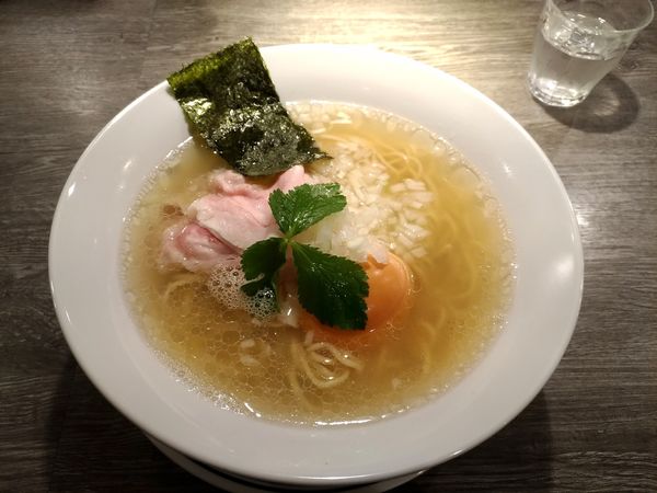 「天然真昆布塩そば（ロース）（910円）＋燻製卵（60円）」@中華そば 鍾馗 長野店の写真