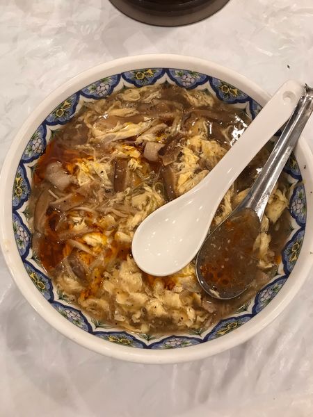 「酸辣湯麺・細麺 960円」@中国ラーメン 揚州商人 新橋店の写真