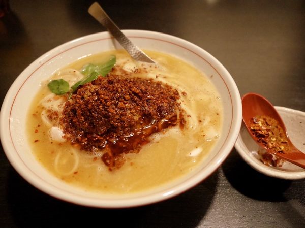 「鶏塩担々…830円＆辛味スパイス…＋70円」@namaiki noodlesの写真