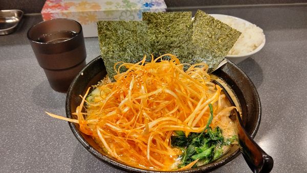 「赤ネギ豚骨ラーメン醤油850円+無料ライス」@横浜家系ラーメン あい麺やの写真