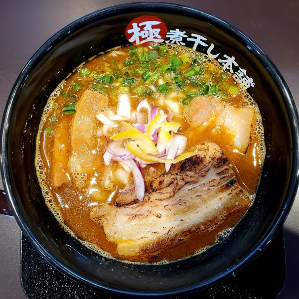 「辛煮干し豚骨ラーメン」@極煮干し本舗 フォレストモール甲斐竜王店の写真