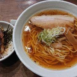 醤油ラーメンと炙りチャーシュー丼小