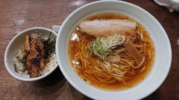 「醤油ラーメンと炙りチャーシュー丼小」@麺家 ゐをりの写真