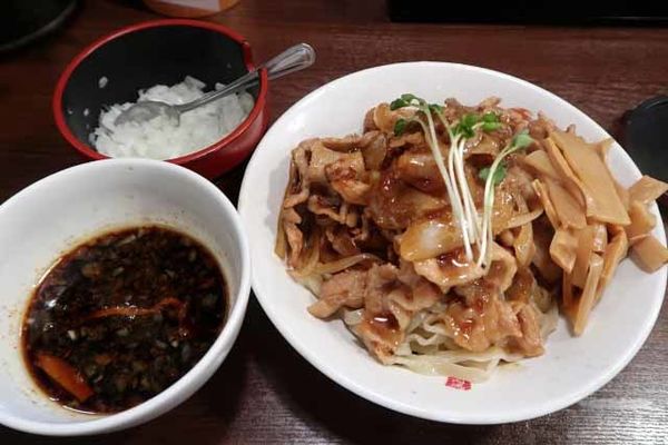 「肉盛りつけ麺並　830円＋肉増し6のつく日限定の120円他」@魁 肉盛りつけ麺 六代目けいすけの写真