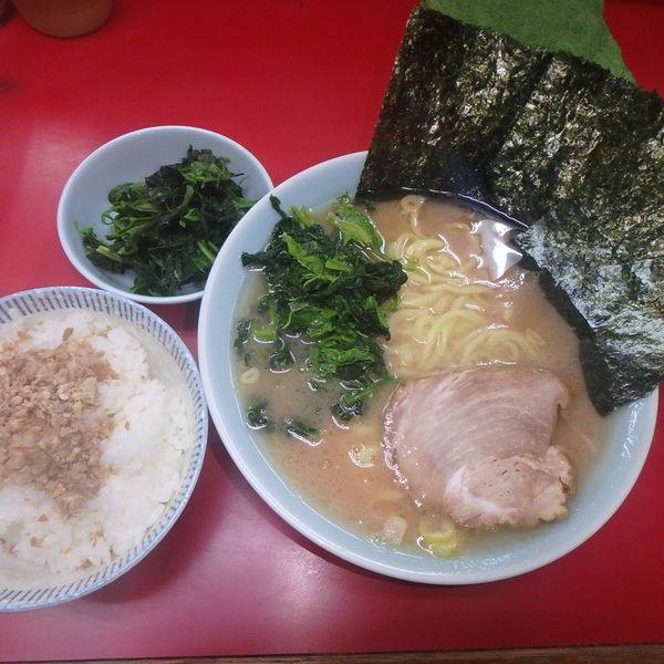 「ラーメン (700円)(硬め)、ライス(100円)、ほうれん」@横浜家系ラーメン 末広家の写真