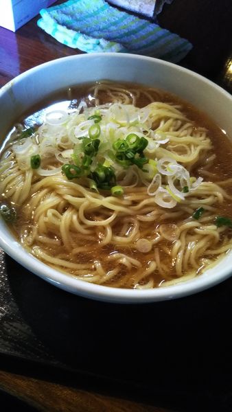 「かけ黒+大盛り」@自然洞 麺舗の写真