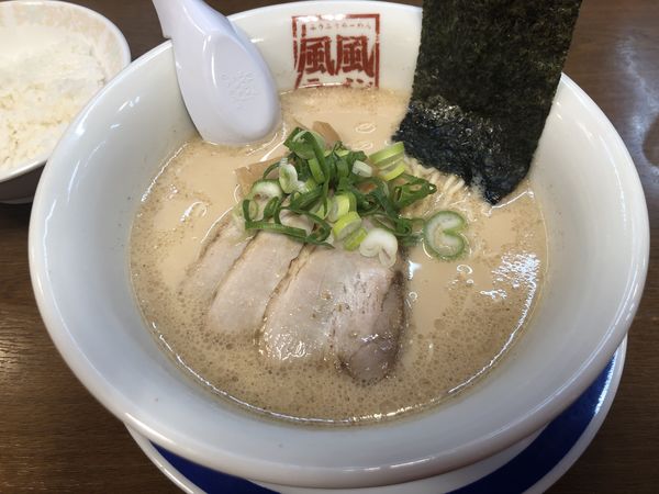 「とんこつランチ・唐揚げ2個・ライス」@風風ラーメン 熊谷南口店の写真