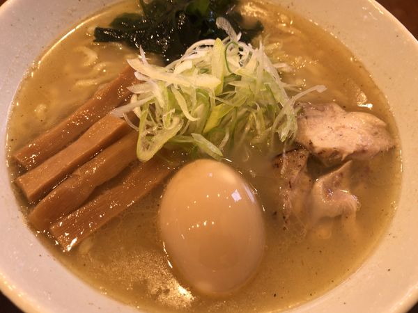 「鶏ラーメン・塩600円+半熟味玉100円」@麺処 悦の写真