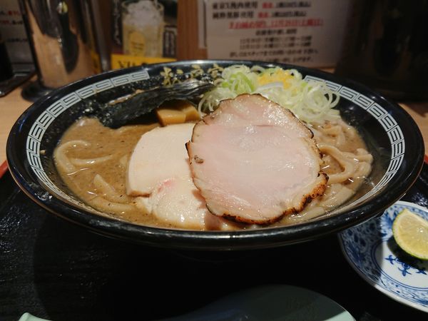 「濃厚中華そば＋すだち」@松戸富田製麺 ららぽーとTOKYO-BAY店の写真