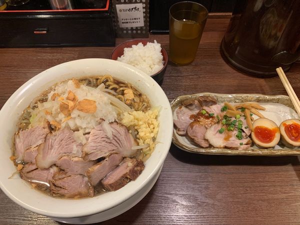 「けいすけの肉じろう + おつまみ三点盛り (計1330円)」@魁 肉盛りつけ麺 六代目けいすけの写真