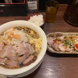 けいすけの肉じろう + おつまみ三点盛り (計1330円)