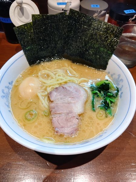 「ラーメン固め+味玉」@横浜家系ラーメン 中島家の写真