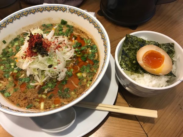 「汁あり坦々麺＋ご飯(中)」@雲林坊の写真